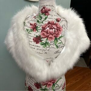 Tevolio White Faux Fur Shawl